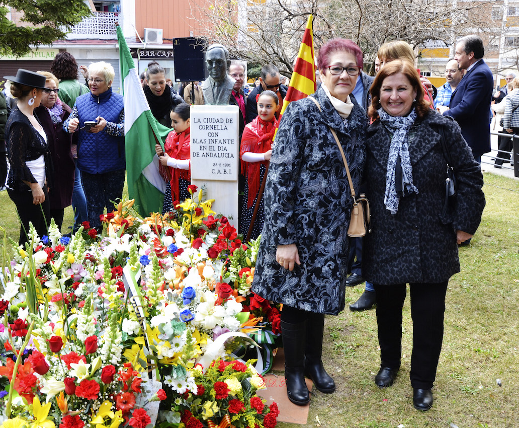 La Presidenta Isabel Rubio Rodriguez y nuestra Hermana Mayor Loli Moreno Limones entregaron un ramo de flores junto al busto de Blas Infante. La Presidenta Isabel Rubio Rodriguez y nuestra Hermana Mayor Loli Moreno Limones entregaron un ramo de flores junto al busto de Blas Infante.