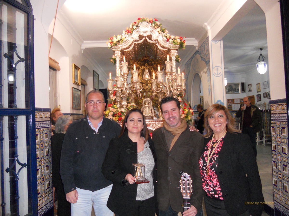 Isla Cristina-Ante la Carreta con el Simpecado, el Presidente de la Hermandad, Pedro Jesús Álvarez, y la Hermana Mayor, Juana Rodríguez, con Gema Abreu y José Antonio Monclova Isla Cristina-Ante la Carreta con el Simpecado, el Presidente de la Hermandad, Pedro Jesús Álvarez, y la Hermana Mayor, Juana Rodríguez, con Gema Abreu y José Antonio Monclova