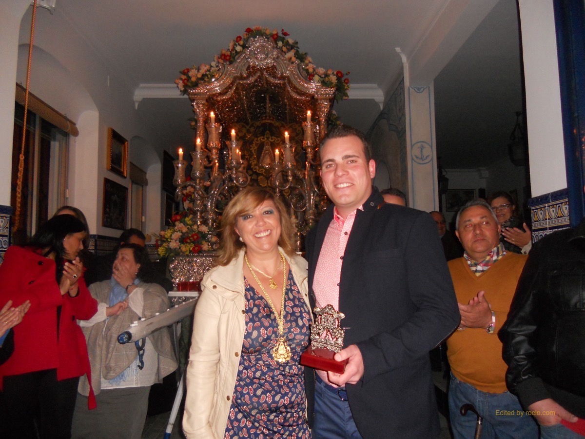 De manos de la Hermana Mayor, Juana Rodríguez, la Hermandad entrega un recuerdo a Los Tomilleros