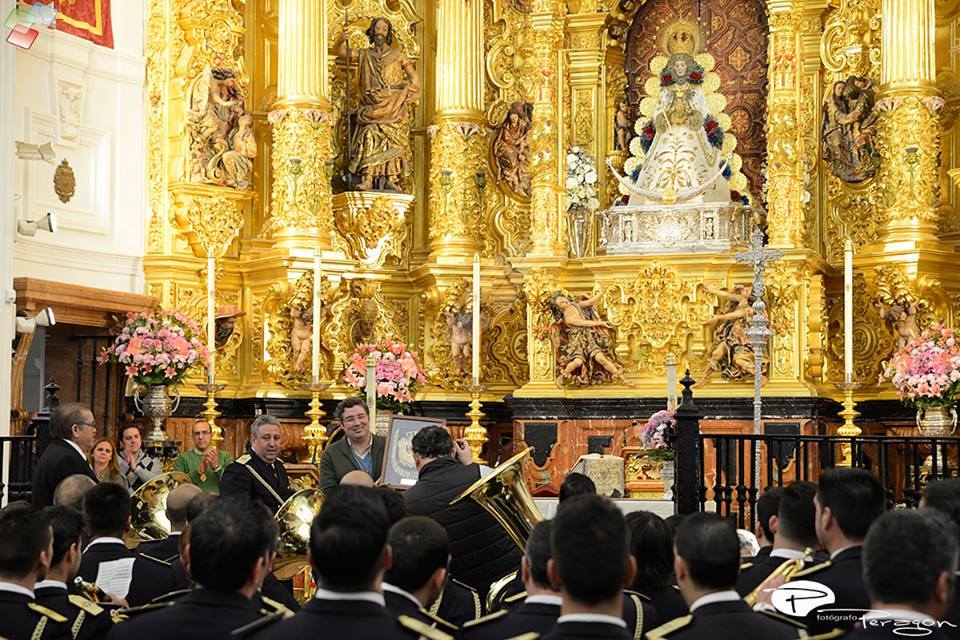 Entrega de un recuerdo de la Banda de las Tres Caidas (Foto: M.A. Peragón) Entrega de un recuerdo de la Banda de las Tres Caidas (Foto: M.A. Peragón)