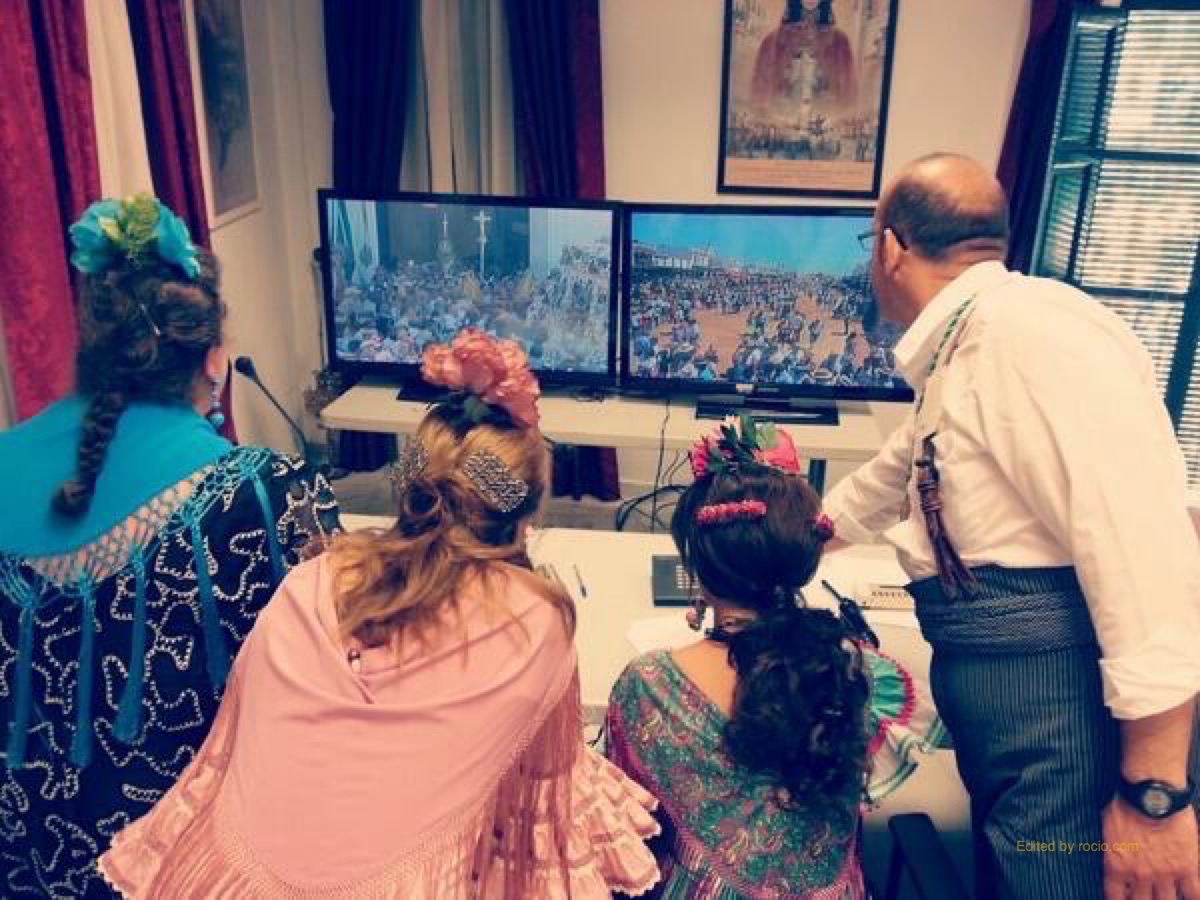 Las presentadoras en la sala de megafonía y control del Santuario