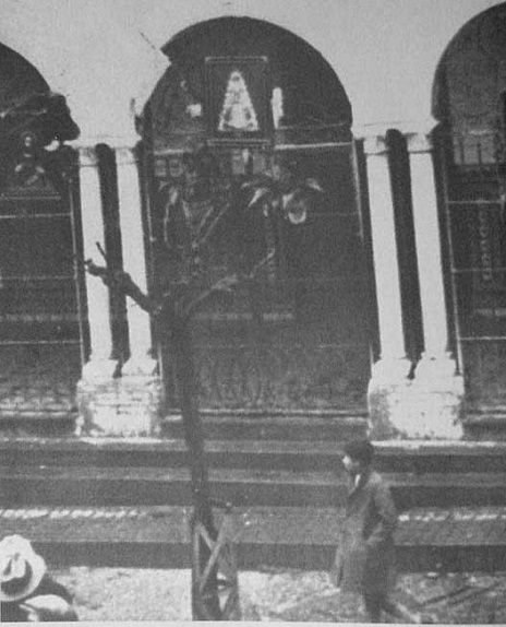 cuadro que se colgó en las rejas del Ayuntamiento de Almonte tras la retirada de los paneles de azulejeria con las imagenes del Sagrado Corazon de Jesus y la Virgen del Rocio. Estos hechos sucedian en febrero de 1932