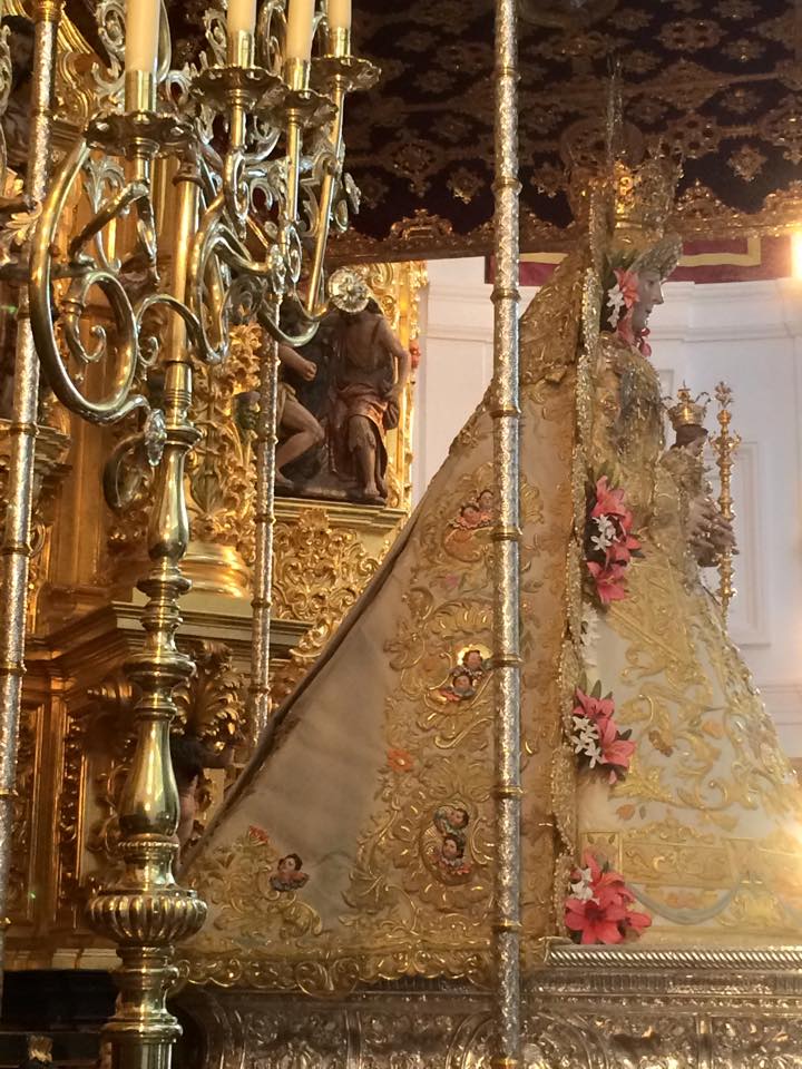Nuevo-traje-Virgen-Rocio-mayo-2015-8