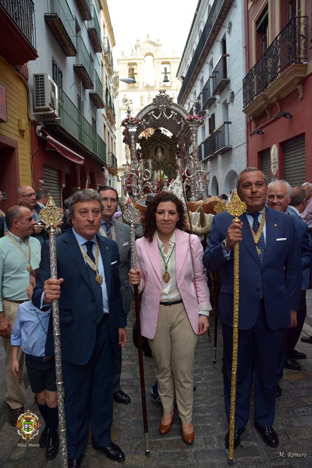 Regreso simpecado Sevilla desde catedral 2015-3
