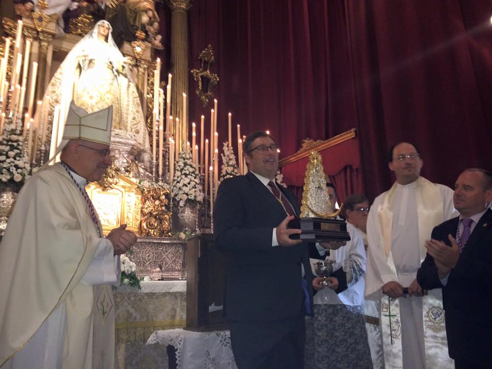 La Hermandad ha entregado a la Cofradía del Rocío de Málaga esta imagen de la Virgen, que presidirá el entrecalle de su trono.