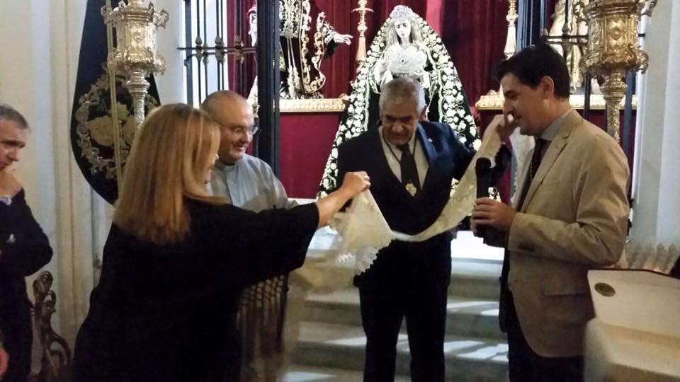 entregamos a la Hermandad de la Oración en el Huerto nuestro regalo con motivo de la Coronación, de la que la Hermandad Matriz será madrina. Se trata de una pieza de encaje, de más de siete metros de largo, para confeccionar el tocado de la Virgen. Es de valenciannes, que mezcla punto de aguja con flores de punto duquesa. Data del siglo XIX. Esta todo en una pieza y en perfecto estado.