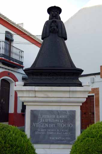 Monumento Pastora en almonte 02