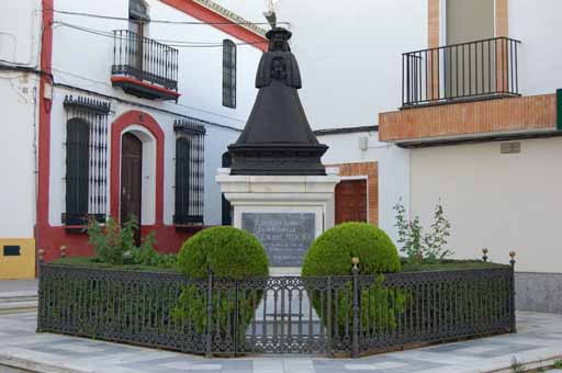 Monumento Pastora en almonte Virgen01