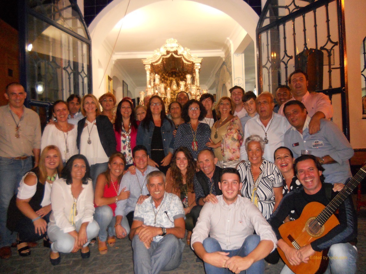 Todos los miembros de Los Peregrinos ante la Carreta del Simpecado acompañados por la Hermana Mayor, Ana Jiménez