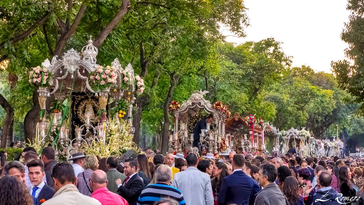 Magna rociera de Huelva procesion carretas