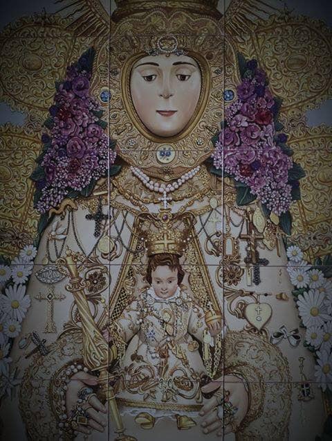 A la derecha, sobre el brazo de Ntra. Sra., el Lazo de platino y brillantes que el Foro del Rocío regaló a la Virgen.