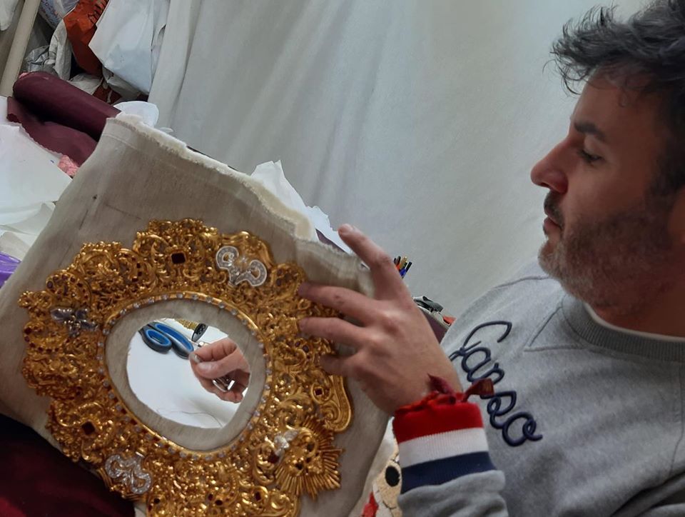 Forrado del rostrillo en tisú de plata con cordón de oro tejido en bastidor, para enmarcar el contorno de la cara en el taller de Mame de la Vega.
