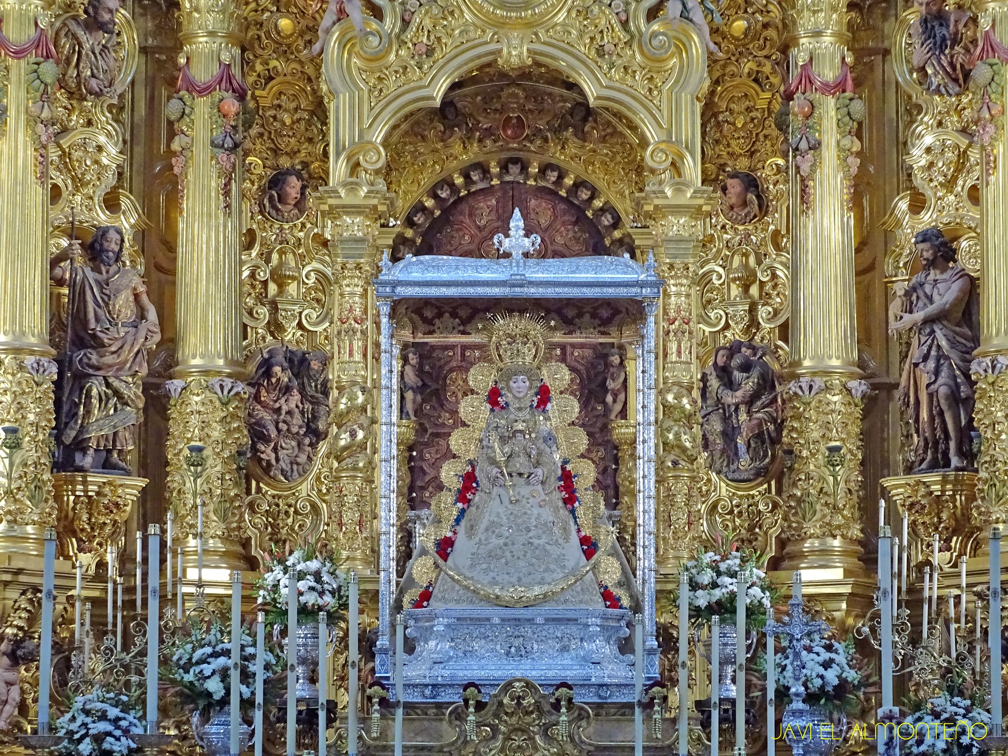 virgen preparada en las andas procesion rocio 2024 3