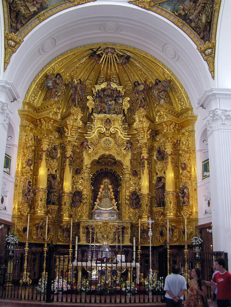Altar Mayor, extraordinaria obra del escultor Manuel Carmona y del tallista Antonio Martín Fernandez. La carpintería es del almonteño Matías Aceitón.