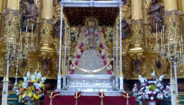 La Virgen del Rocío, vestida de Reina, espera la procesión de Pentecostés