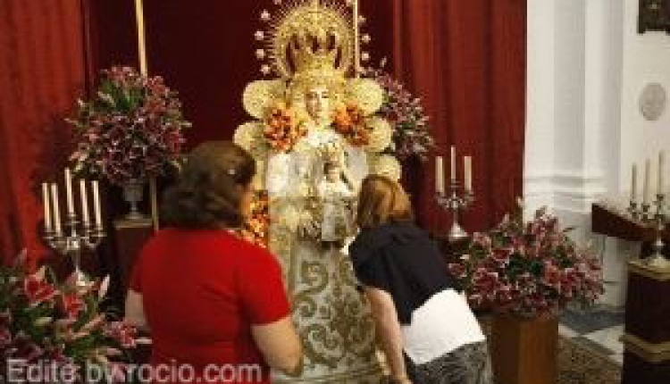 Cádiz – Procesión de alabanza de la Virgen del Rocío mirando al cielo
