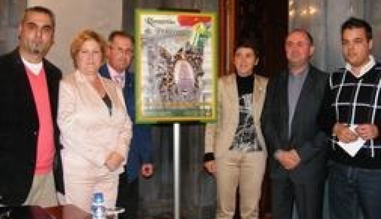 El Ayuntamiento de Gines muestra en Sevilla el cartel de su Romería del Rocío