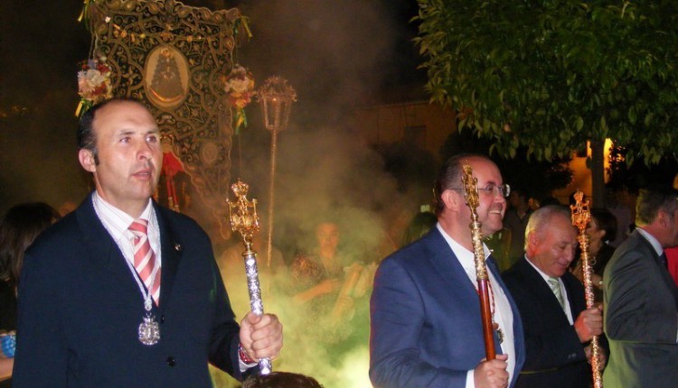 El Simpecado de la Hermandad del Rocío de Gines, trasladado a la Parroquia para la Novena.