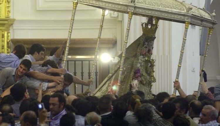 Los almonteños saltaron la reja para sacar en procesión a la Virgen del Rocío