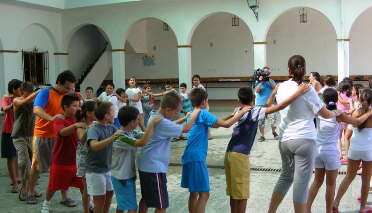 Un grupo de niños de Gines disfruta en la aldea del Rocío de las XII Colonias Infantiles