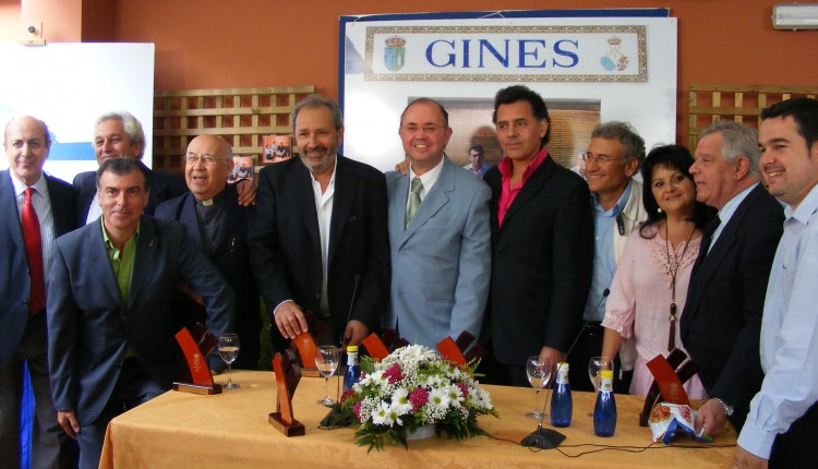 El grupo “Amigos de Gines” recibió el homenaje de su pueblo por sus “40 años cantando”