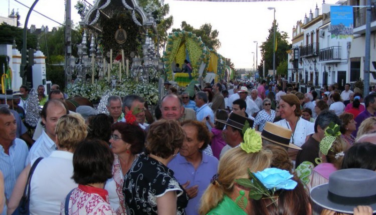 Gines se echó a la calle para recibir a las Carretas del Rocío