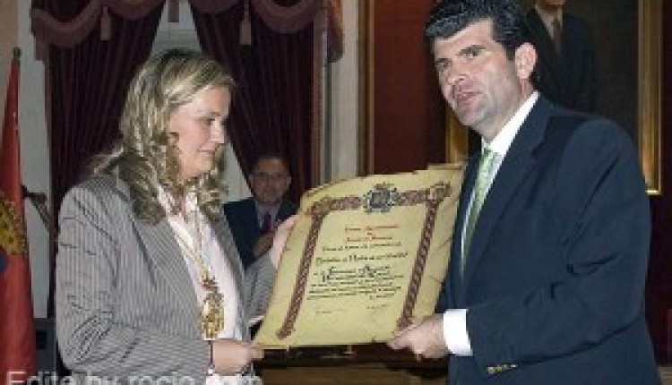 La Hermandad del Rocío de Alcalá de Henares recibe la Medalla de Plata de la Ciudad
