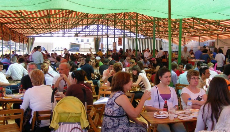 La tercera Perolá de Gines aunó historia y gastronomía a favor de las tradicionales carretas del Rocío