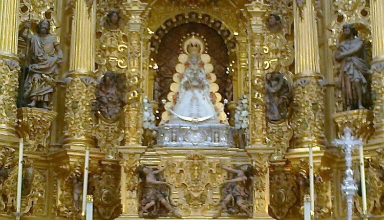 La Santísima Virgen del Rocío ya luce esplendorosa en su camarín.