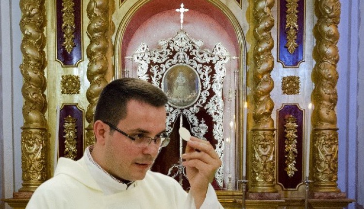 EMOCIONADO ADIOS AL CAPELLÁN DE LA PRIMERA Y MÁS ANTIGUA HERMANDAD DEL ROCÍO.