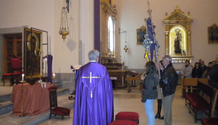 El Simpecado de la Hermandad de Torrejón de Ardoz ante el Icono de la Virgen de Czestochowa.