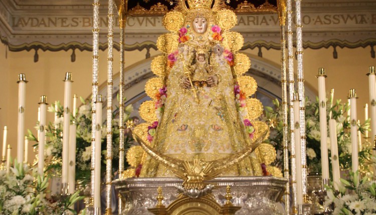 La Virgen del Rocío luce el traje conocido como de Pentecostés