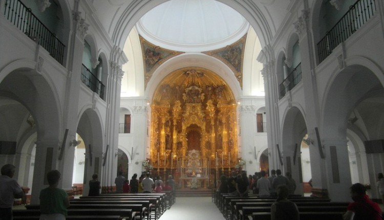 La Virgen preparada para la Procesión del Rocío Chico
