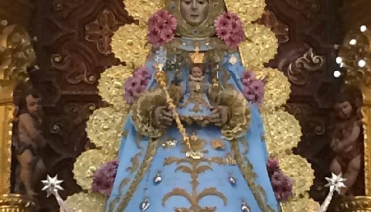La Virgen del Rocío luce nuevo vestido para la Inmaculada 2014