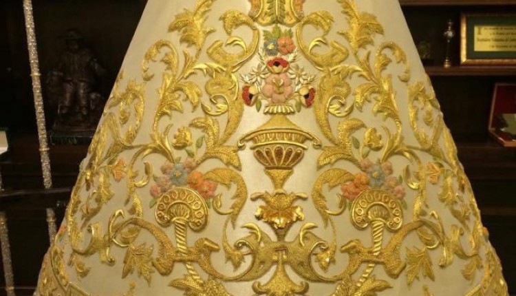 El taller de bordado de la Hermandad Matriz a culminado el traje que le han bordado a la Stma. Virgen del Rocío