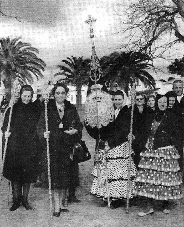 Foto 4S. A. R. I. la princesa Esperanza de Borbón y la Condesa de Paris, acompañan al estandarte de la Hermandad de Triana, en la pasada peregrinación de la Hermandad el 29 de enero de 1961 Foto Cosme G. Alexandre