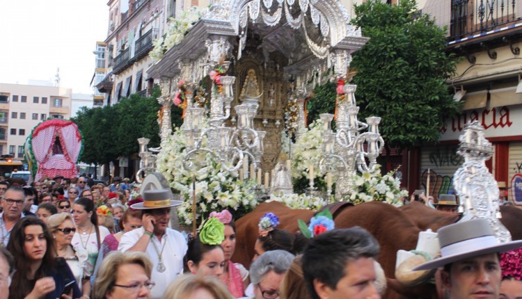 Salida de la Hermandad de Sevilla-Macarena 2015