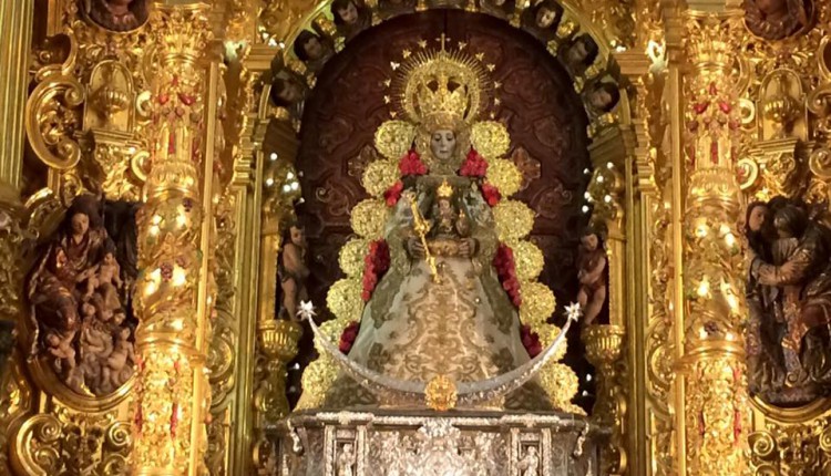 La Virgen del Rocío luce el traje denominado como del “Tío Carlos”