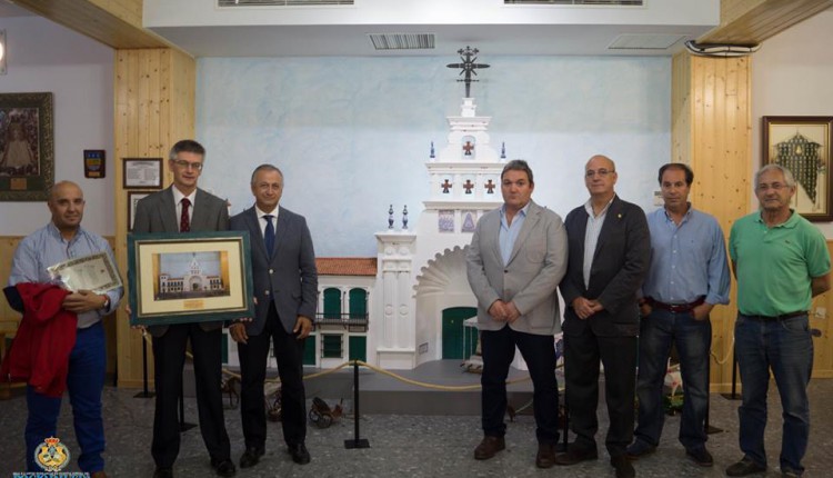 Hermandad de Huelva – El Centro Penitenciario de Huelva entrega Maqueta de la Fachada de la Ermita