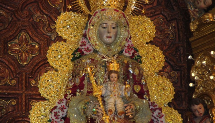 La Virgen del Rocío se viste para la Navidad 2015