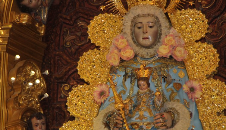 La Virgen del Rocío luce el traje celeste para la celebración de la Inmaculada Concepción