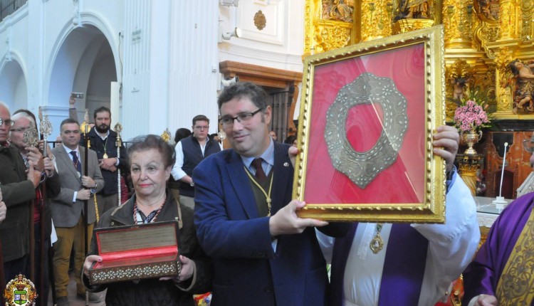 Hermandad Matriz – ENTREGA DE UN ROSTRILLO Y DEL HISOPO DE LA CORONACION DE 1919 por parte de la Hdad. de La Palma