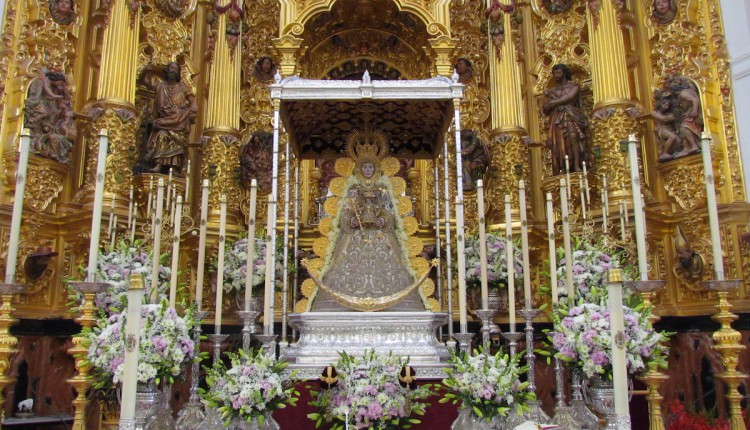 La Virgen del Rocío ya está en su paso para la Romería 2016