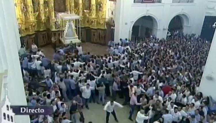 Los Almonteños saltaron la reja a las 3,02 de la madrugada del lunes de Pentecostés.