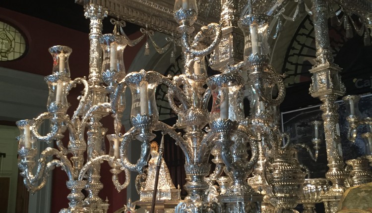 Hermandad de Sevilla- El Salvador – Carreta expuesta en la Sede de Cajasol en la plaza de San Francisco