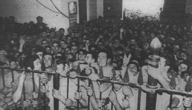 Foto de la espera para procesionar a Ntra. Sra. (salto a la reja) en 1968 por Javi el Almonteño