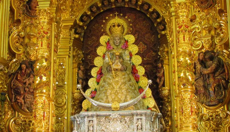 La Virgen del Rocío luce un nuevo traje para la Navidad 2016