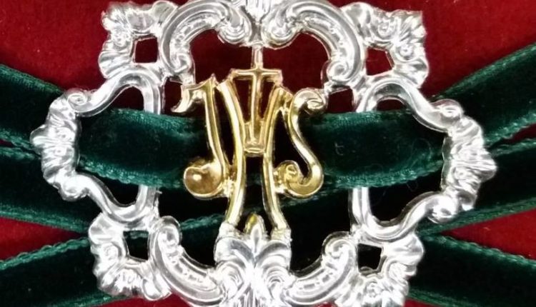 Los Reyes Magos han regalado al Pastor Divino del Rocío un alfiler de plata con el trigrama de Jesús Hombre Salvador