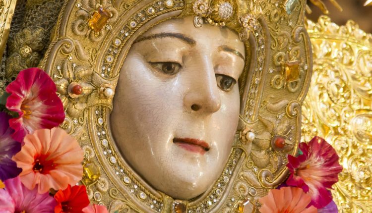 Del color del Caramelo tiene la Virgen la Cara