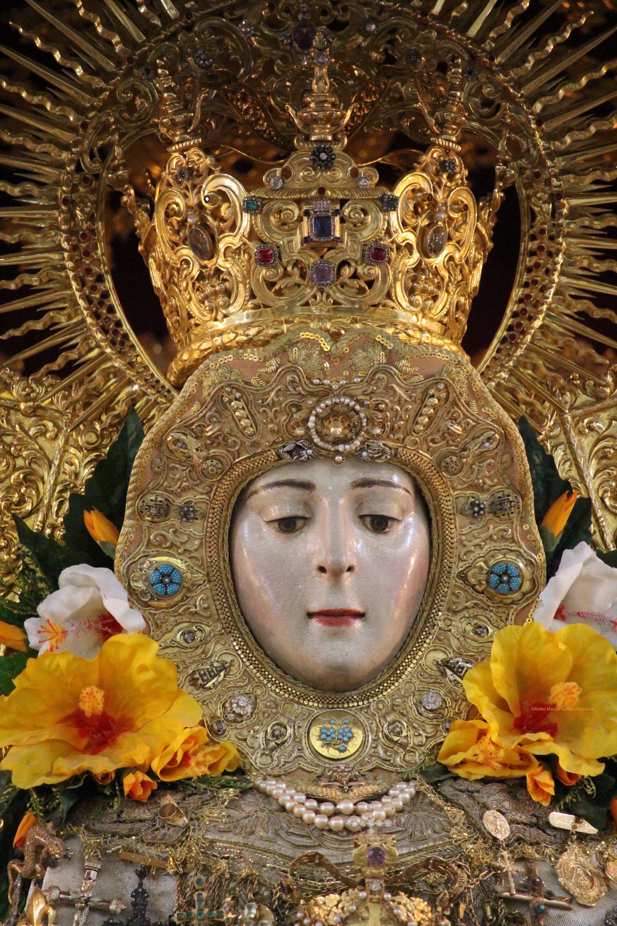 La Imagen de la Virgen del Rocío al Detalle antes de su restauración.